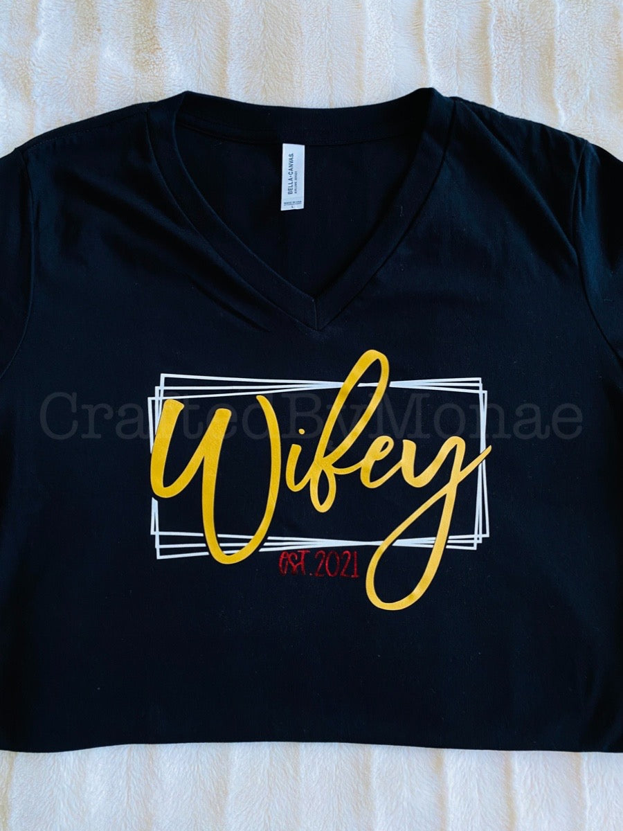 π©πΎββ€οΈβπ¨π½ Newlyweds Vibing Tee